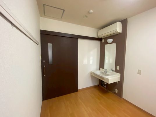 笑顔の利用者とスタッフ