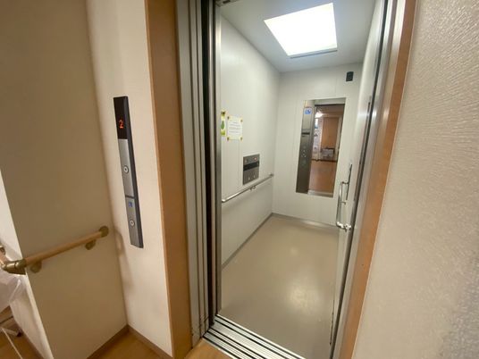 清潔なエレベーター
