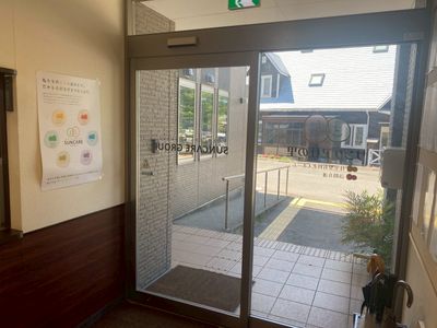 笑顔で介護する若いスタッフ