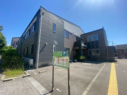 日差しが当たる外観
