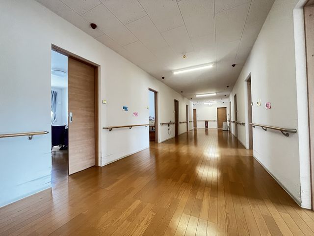 安全に配慮された廊下 廊下 広い廊下には手すりが設置されており、安心して移動できます。各部屋へのアクセスも便利です。