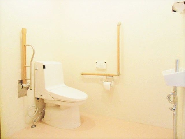 バリアフリートイレ設備 トイレ 手すりやサポート機器が備えられたトイレです。利用者の快適さと安全性を考慮した設計になっています。