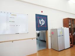 掲示物がある明るい室内