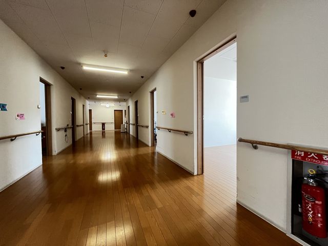 木の床が映える廊下 廊下 木の温もりを感じる廊下です。手すりが設置され、安全に配慮されています。