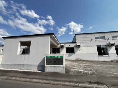 青空の建物外観
