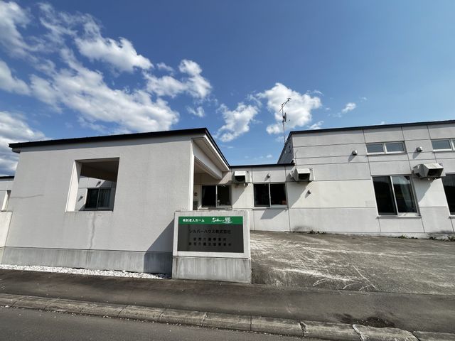 青空の建物外観 外観 晴れた日の外観はさわやかな印象です。多くの窓から自然光が取り入れられています。
