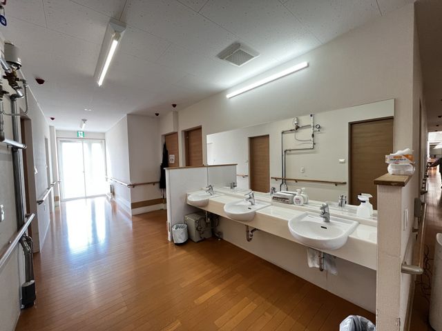 洗面台のある廊下 廊下 自然光が差し込む広々とした廊下で、清潔さが保たれています。スタッフでの動きがスムーズです。