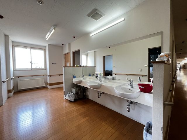 洗面台のある廊下 廊下 光が差し込む広々とした空間で、使いやすい洗面台が並んでいます。清潔感が漂う環境です。
