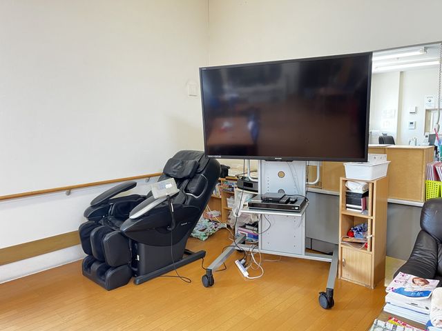 テレビと利用設備の部屋 リビング 快適なリクライニングチェアと大型テレビを備えたリラックス空間です。居心地よく過ごせます。
