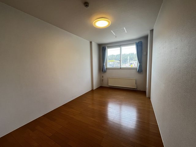 広々とした居室 居室 大きな窓からたっぷりの自然光が差し込み、明るく快適な居室です。