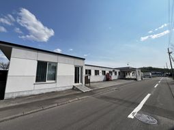 白い建物の外観