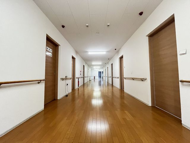 手すり付きの廊下 廊下 明るく広々とした廊下には手すりがあり、移動がスムーズに行えます。快適な働く環境です。