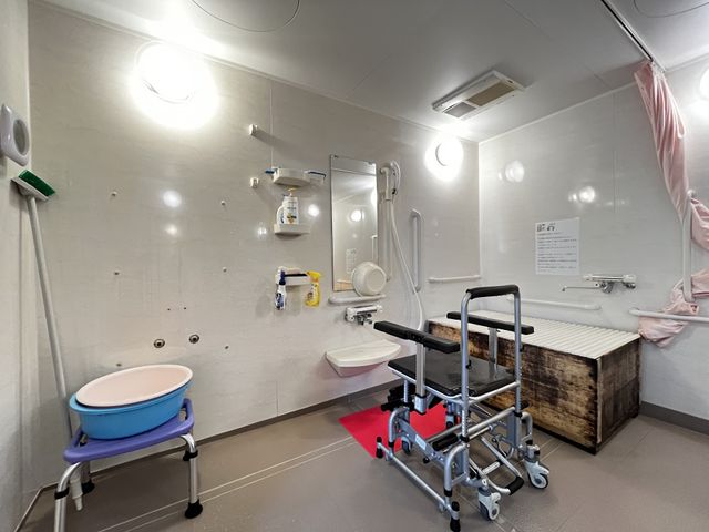 安全対策が施された浴室 浴室 安心して利用できるよう、安全設備が整っています。ゆったりとしたスペースが特徴です。