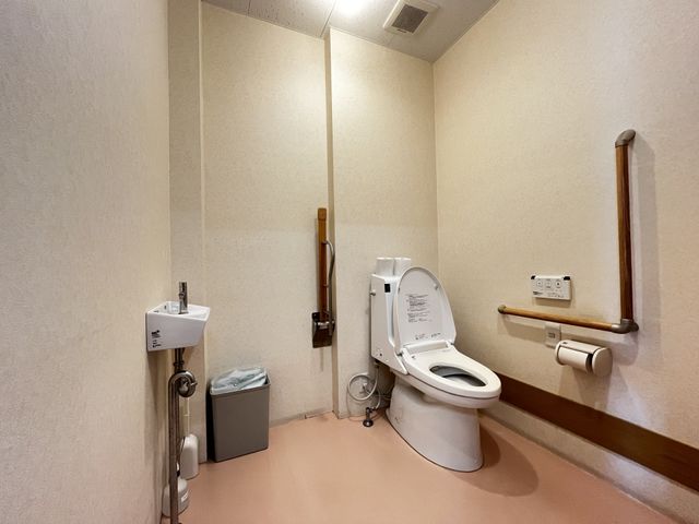 手すり付きのトイレ トイレ 手すりが設置されたトイレは、安心して利用できる安全な空間です。