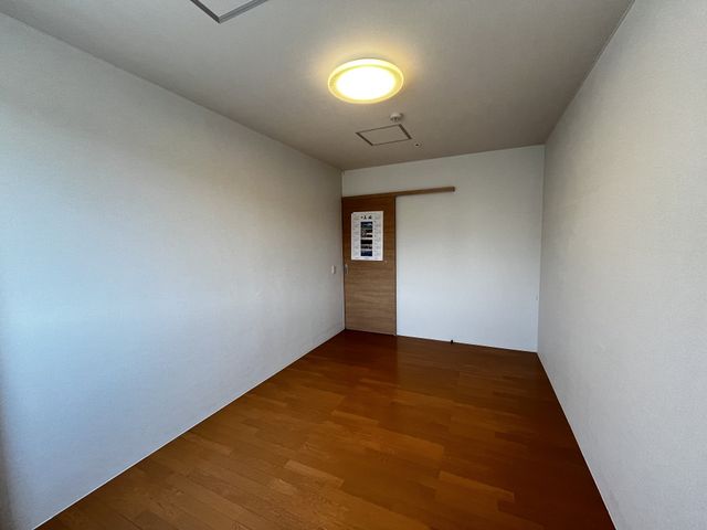 シンプルな空間の居室 居室 清潔で落ち着いた雰囲気の個室です。働く方々にとって利用者がリラックスできる環境を作りやすい空間です。