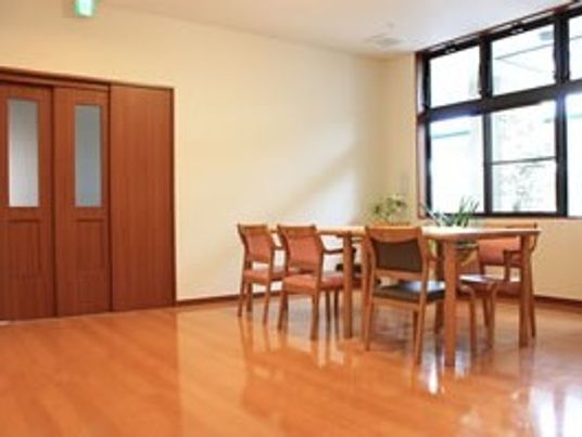 木製テーブルと椅子のある空間