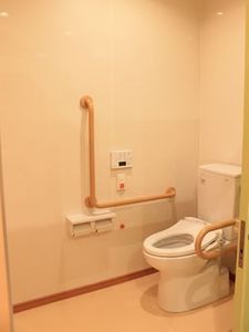 バリアフリー設計のトイレ