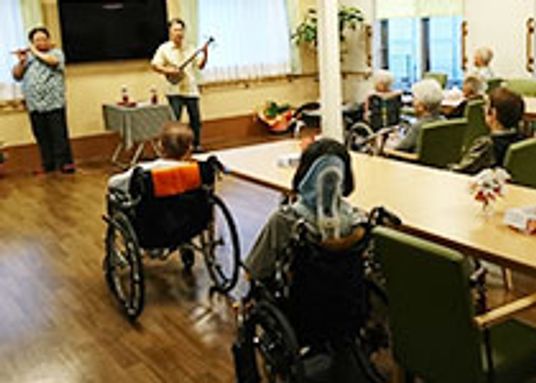 演奏を楽しむ居室