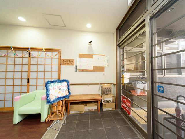 和風デザインのエントランス 玄関 ゆったりとしたスペースのエントランスには、明るい和の要素が取り入れられ、温もりある迎えの手が感じられます。靴を脱いでくつろげるスペースも備わっており、訪れるすべての人にやすらぎを提供しています。