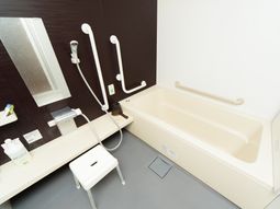 バリアフリー設計の浴室