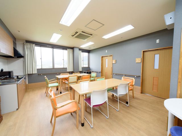 明るいダイニングエリア 食堂 広々としたダイニングエリアは、自然光が差し込んでおり、居心地の良い共有スペースを提供しています。スタッフとしてご活躍いただける方にとって、快適なワークスペースとなるでしょう。