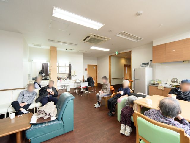 共有スペースでの憩い 共有スペース 皆で集まり、様々な活動を行う共有スペースがあります。温かく和やかな雰囲気で楽しい時間を過ごされている様子です。