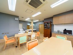 明るい食堂とキッチン