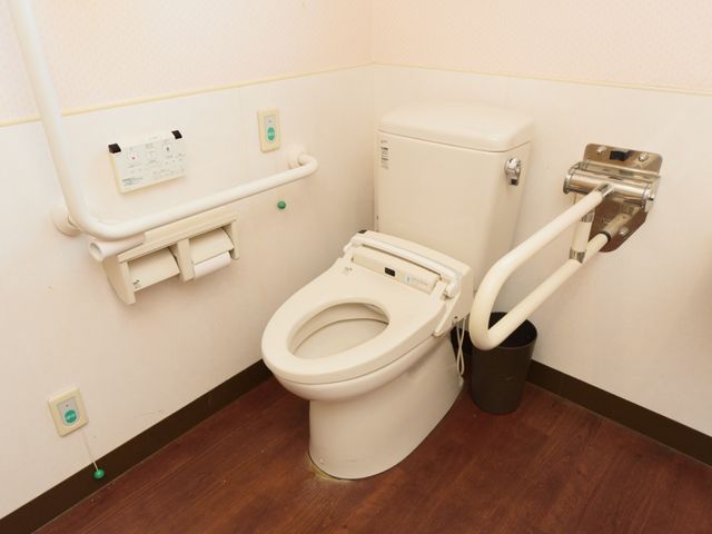 バリアフリートイレ設備 トイレ 手すりの付いた清潔なトイレ設備です。安全にご利用いただけるように配慮が行き届いています。