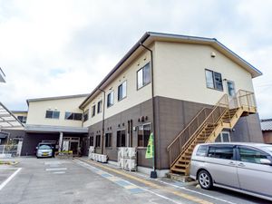 明るい施設の外観