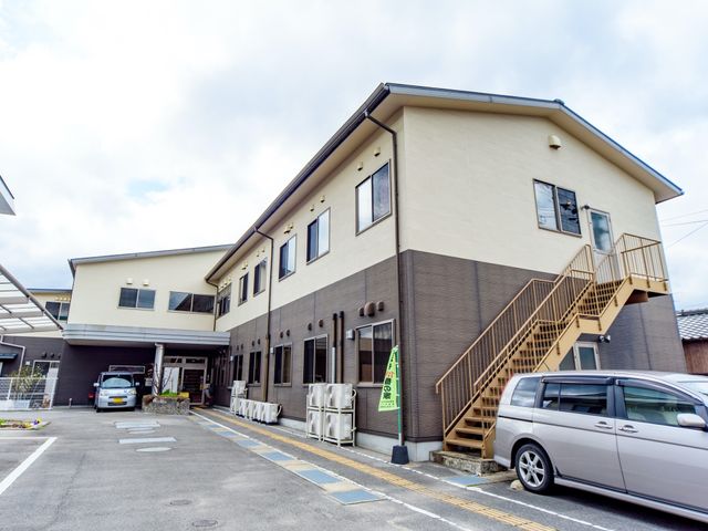 明るい施設の外観 外観 ゆとりあるスペースのエントランスが迎える施設です。車も停めやすい広々とした駐車場が完備されています。