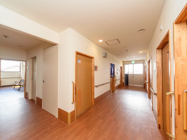 広々とした清潔な廊下 通路 ベンチも備えたゆとりの廊下では、ゆったりと時間を過ごせることでしょう。手すりも完備して安全に配慮された環境です。
