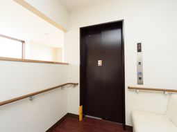 廊下のエレベーター前