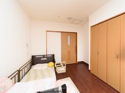 明るい居室のシンプルな内装