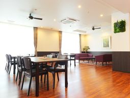 明るい食堂の様子