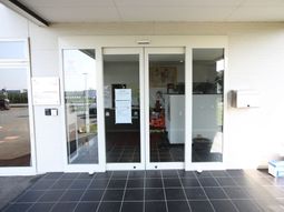 エントランスのガラス扉