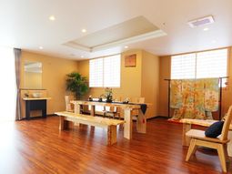 明るい木目調の多目的室