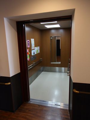 広々とした明るいエントランス