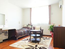 明るい居室内の様子