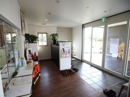 エントランスの明るいイメージ