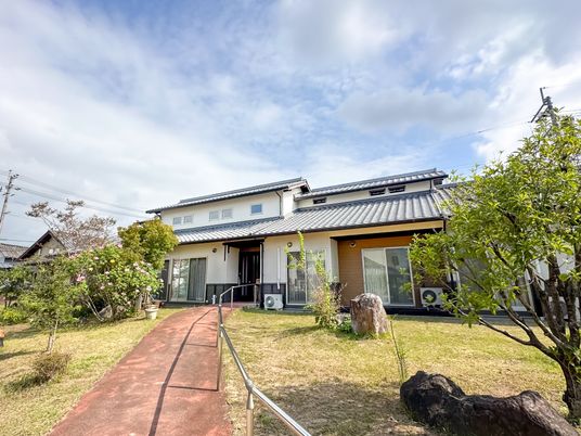 明るい庭のある一戸建て