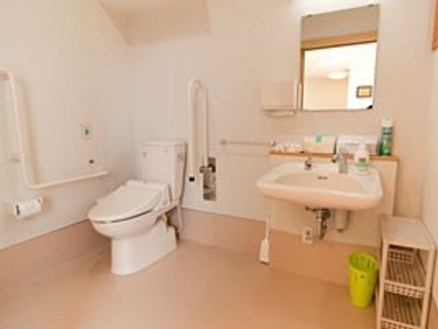 清潔なトイレスペース トイレ 広々とした使いやすいトイレです。手すりがあるので、安心してご利用いただけます。