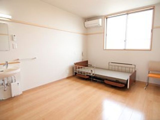 清潔感のある居室 居室 広々とした明るい個室です。日々の生活に必要な備品が整えられ、快適な空間が確保されています。