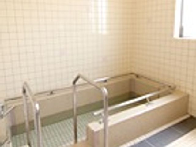 広々とした清潔な浴室 浴室 手すり設置のバリアフリー浴槽で、利用者の安全を考えた設計です。ゆったりとお風呂の時間をサポートいたします。