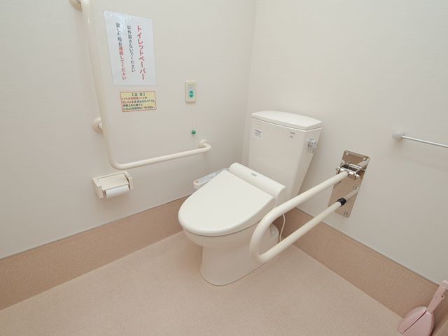 バリアフリーのトイレ トイレ 手すり付きで安全に配慮された清潔なトイレです。利用者の快適さを第一に考えた設計になっています。