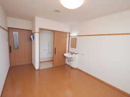 広々とした明るい洋室