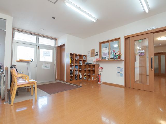 明るいエントランスホール 玄関ホール 広々としたエントランスは、日々の通行や活動がしやすいように配慮され、快適な出勤を支えています。