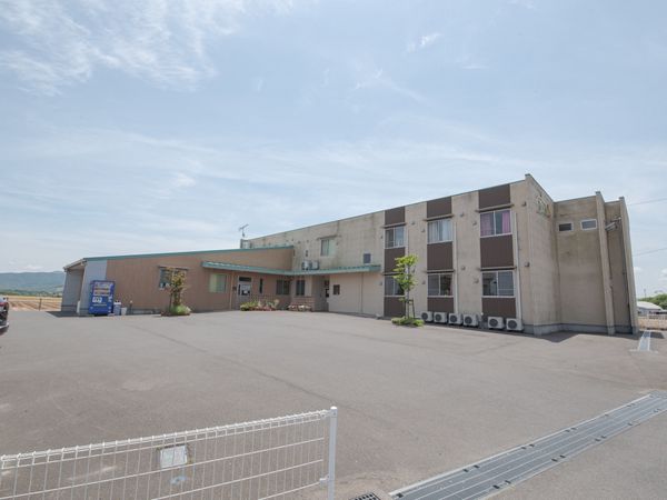 広い駐車場のある建物