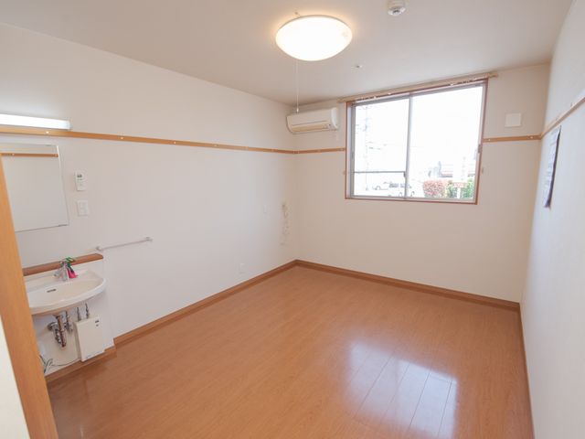 明るく広々した居室 居室 明るく広々とした空間が自己のスタイルを表現する居室です。窓からの光が日々の快適さをお約束します。
