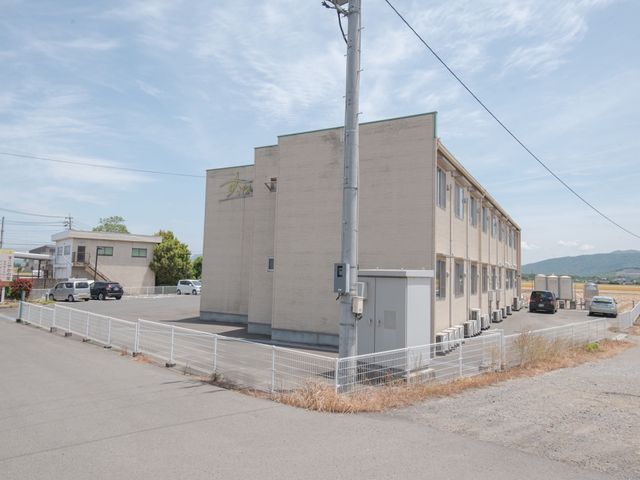 広々とした外観の建物 外観 落ち着いた色合いの建物外観が印象的です。駐車スペースも充実しており、アクセスも便利です。