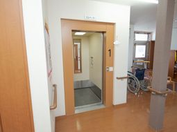 エレベーターの入口